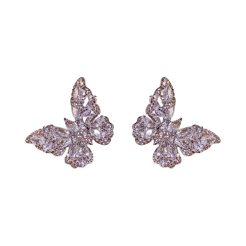 Kaunis Korvarengas ainutlaatuisella tyylillä