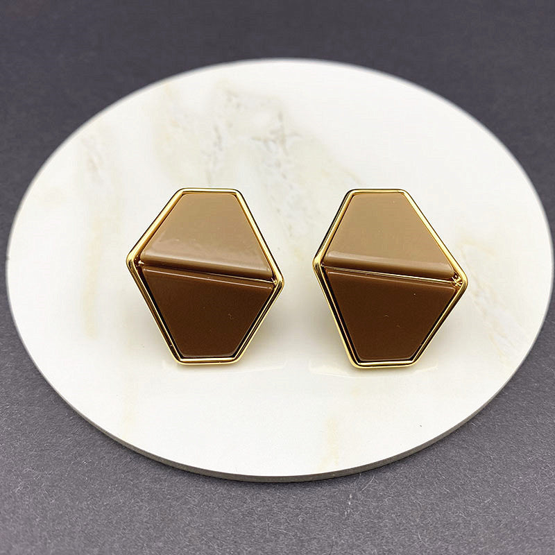 Klassinen Korvarengas ajattomalla viehätyksellä