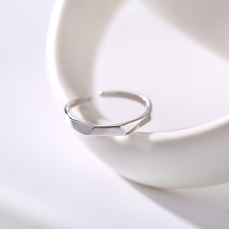 Klassinen Sormus ajattomalla viehätyksellä