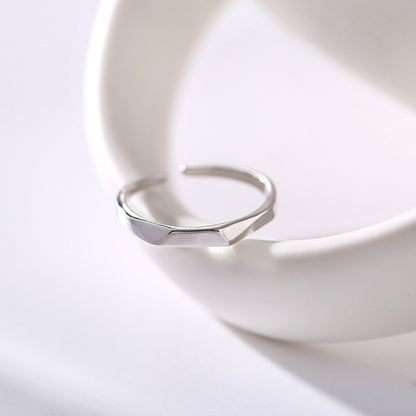 Klassinen Sormus ajattomalla viehätyksellä