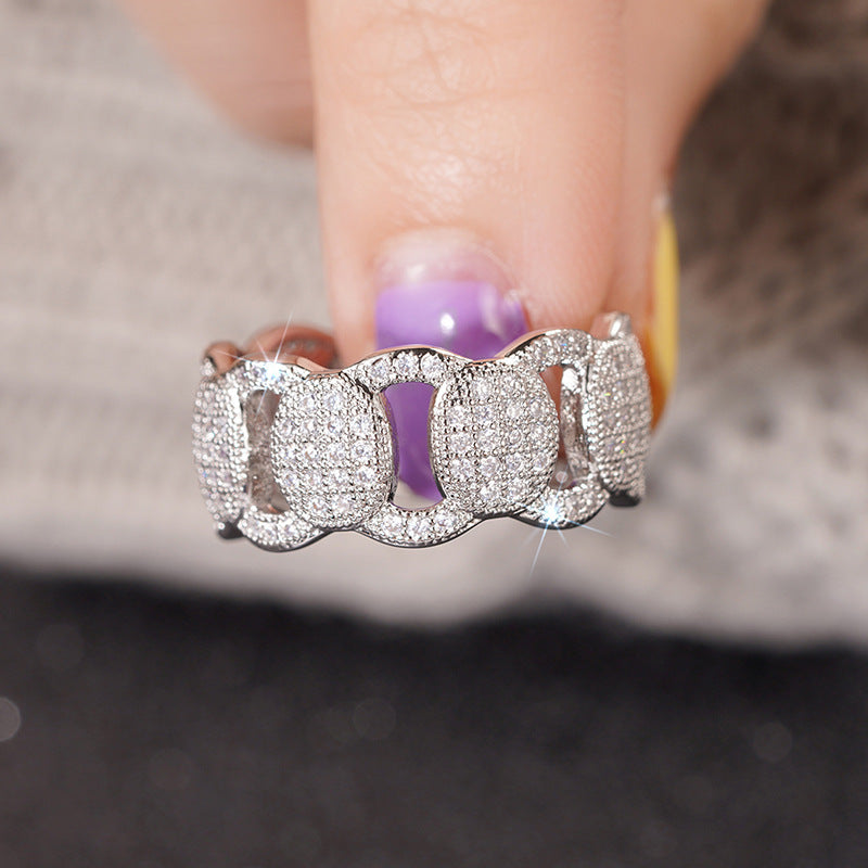 Klassinen Sormus ajattomalla viehätyksellä