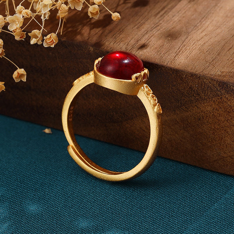 Romanttinen Kulta Sormus erityisiin hetkiin