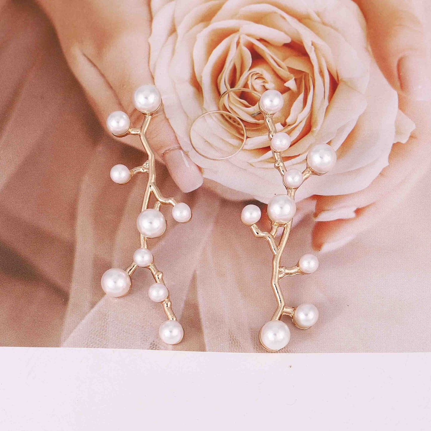 Klassinen Helmi Korvarengas ajattomalla viehätyksellä