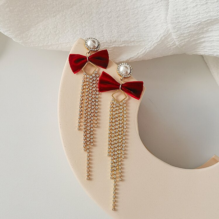 Klassinen Helmi Korvarengas ajattomalla viehätyksellä