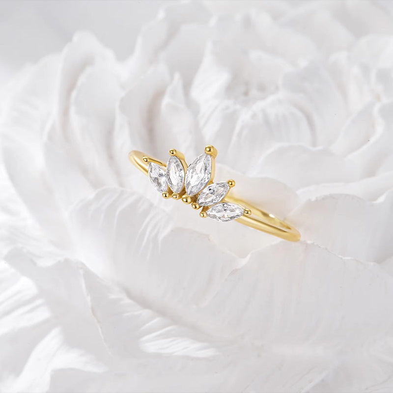 Klassinen Sormus ajattomalla viehätyksellä