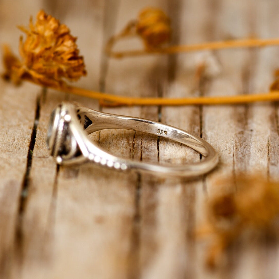 Kaunis Sormus ainutlaatuisella tyylillä