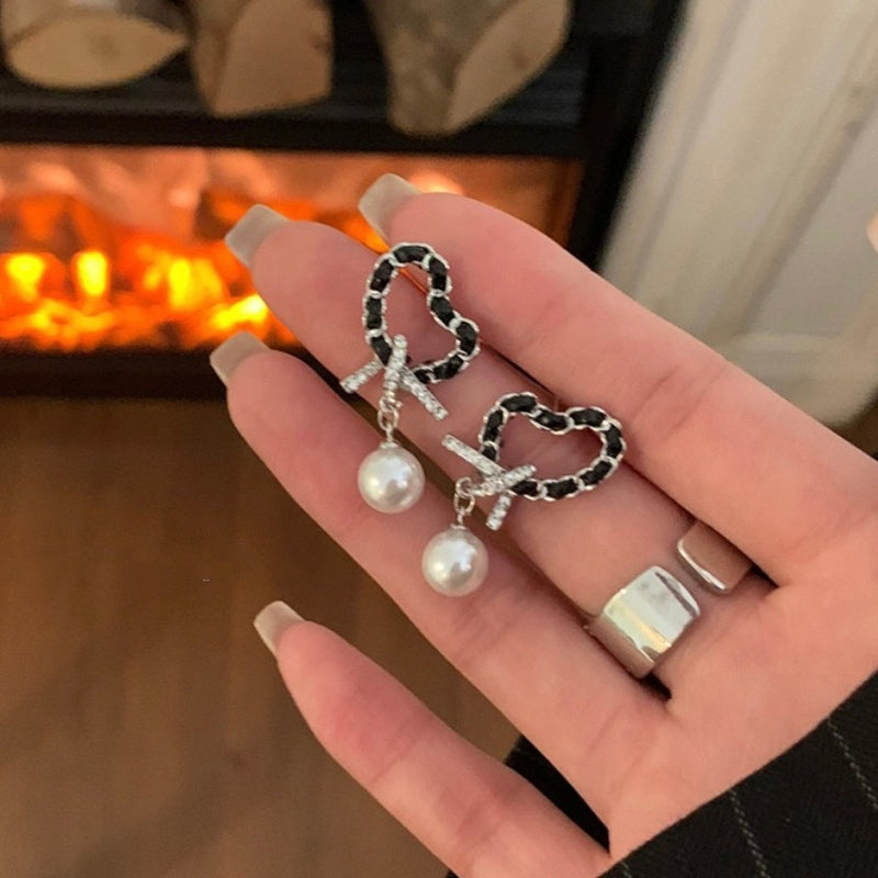 Kaunis Helmi Korvarengas ainutlaatuisella tyylillä