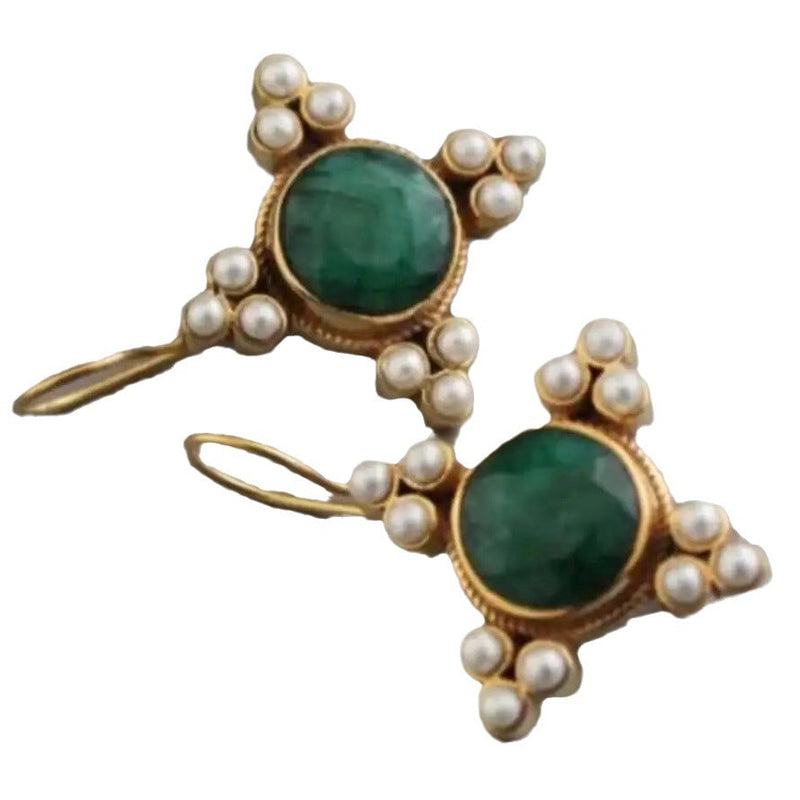 Klassinen Sormus ajattomalla viehätyksellä