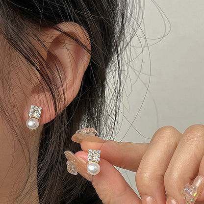 Klassinen Helmi Korvarengas ajattomalla viehätyksellä