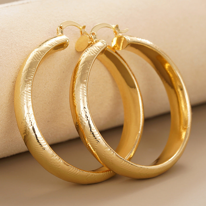 Klassinen Korvarengas ajattomalla viehätyksellä