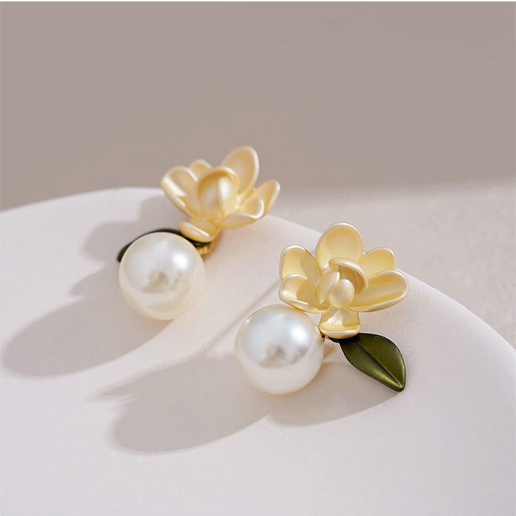 Klassinen Helmi Korvarengas ajattomalla viehätyksellä