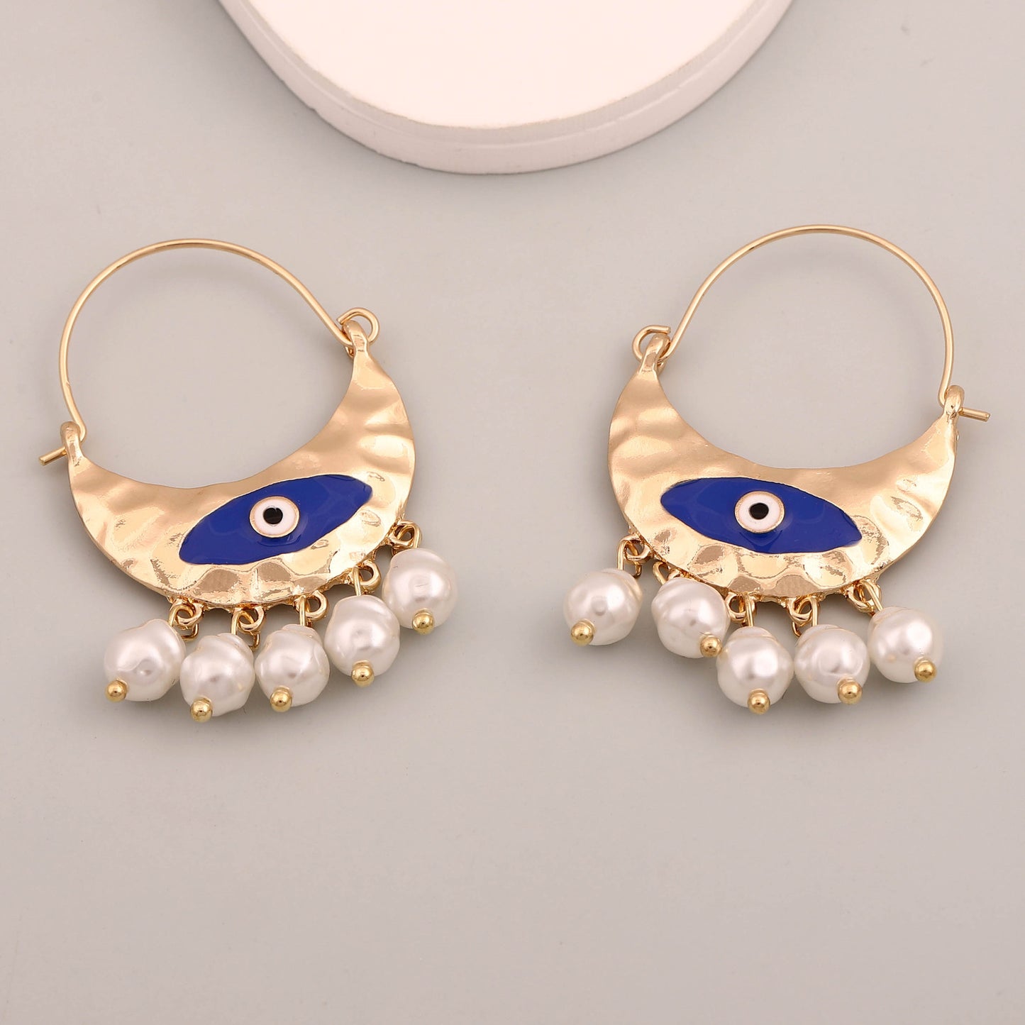 Hurmaava Helmi Korvarengas jokaiseen tilaisuuteen