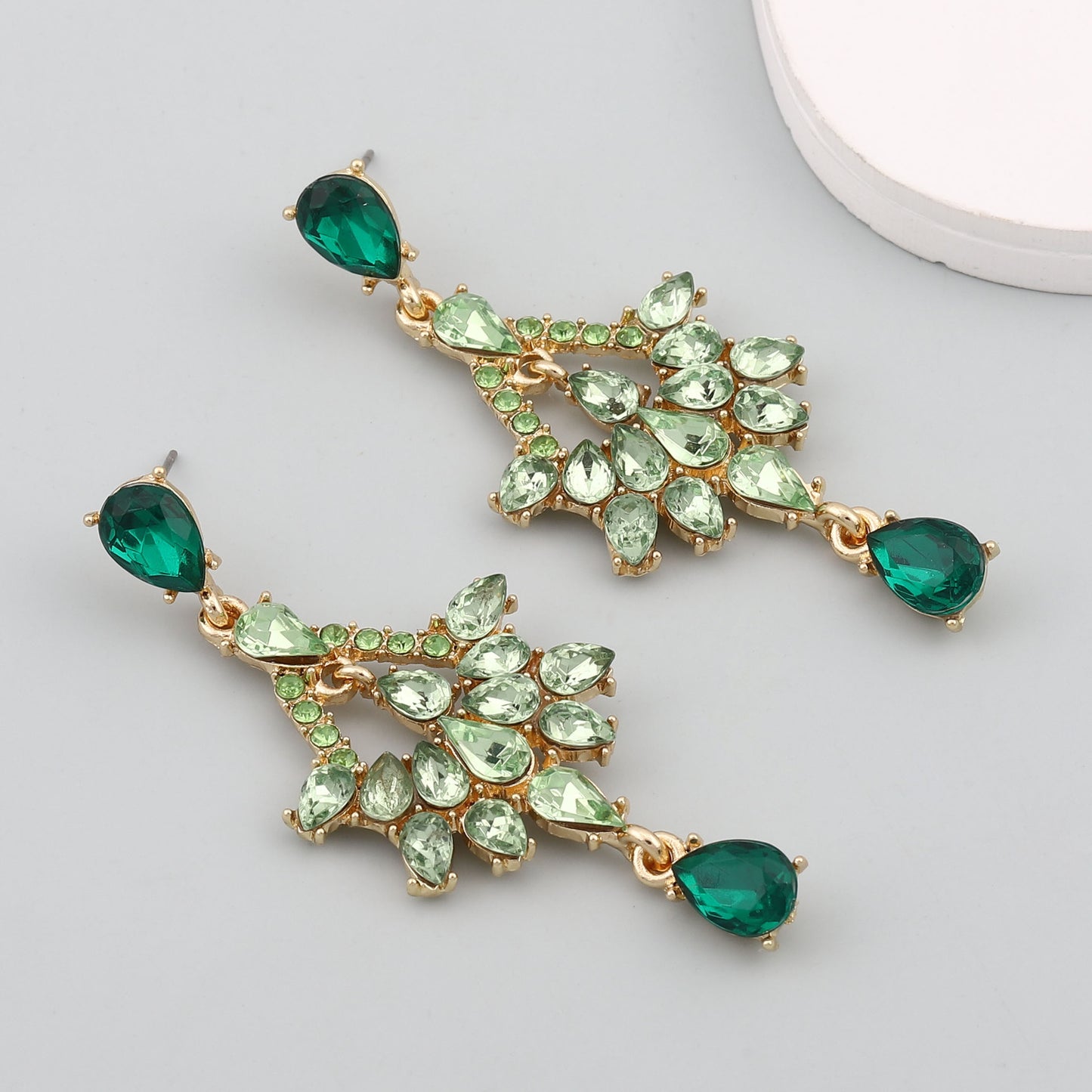 Kaunis Korvarengas ainutlaatuisella tyylillä