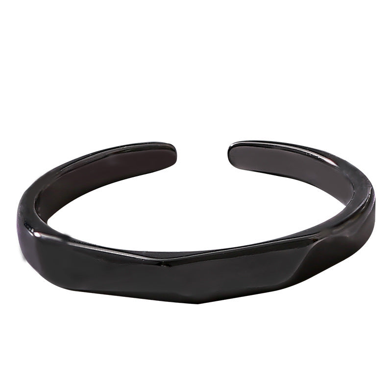 Klassinen Sormus ajattomalla viehätyksellä