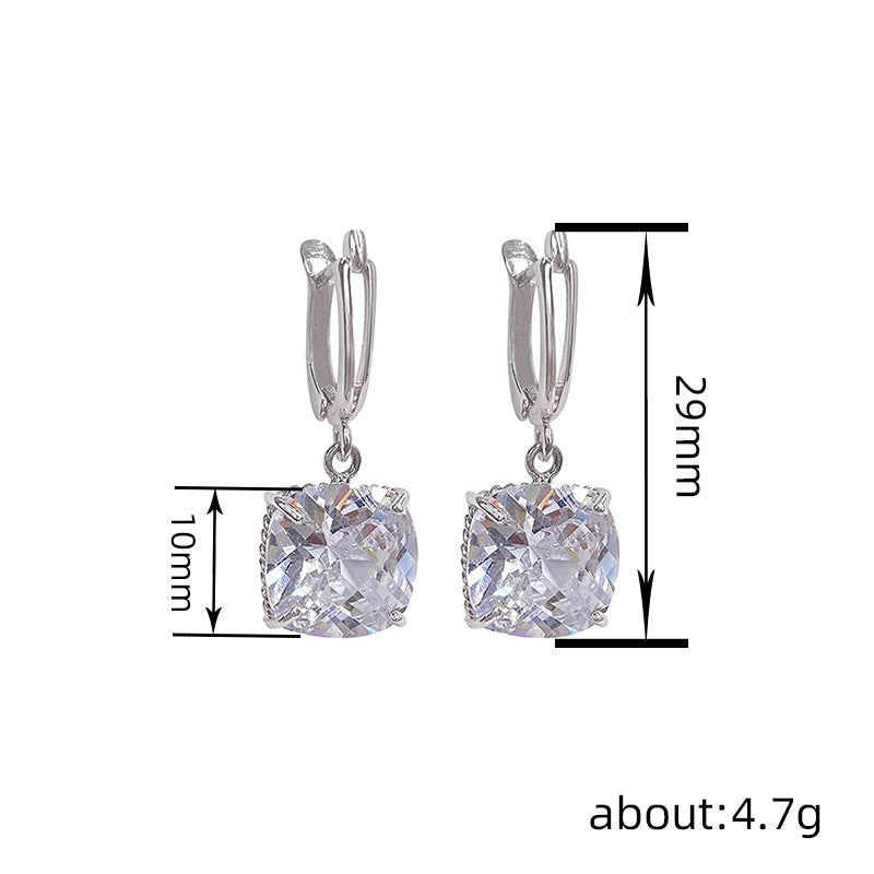 Kaunis Korvarengas ainutlaatuisella tyylillä