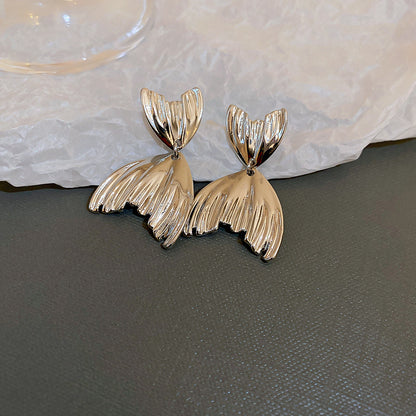 Kaunis Hopea Korvarengas ainutlaatuisella tyylillä