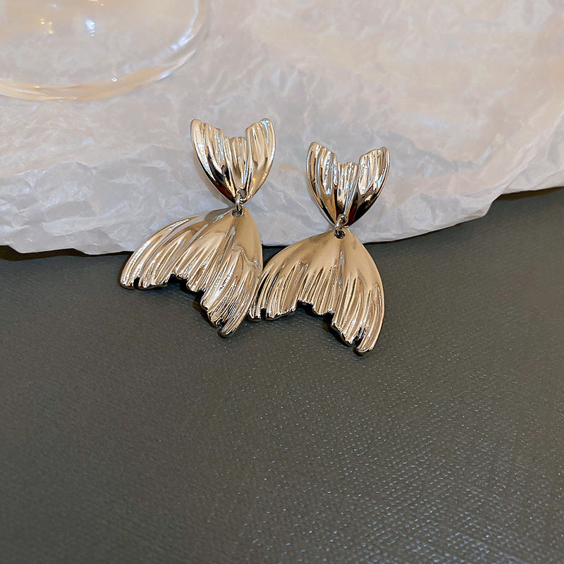 Kaunis Hopea Korvarengas ainutlaatuisella tyylillä