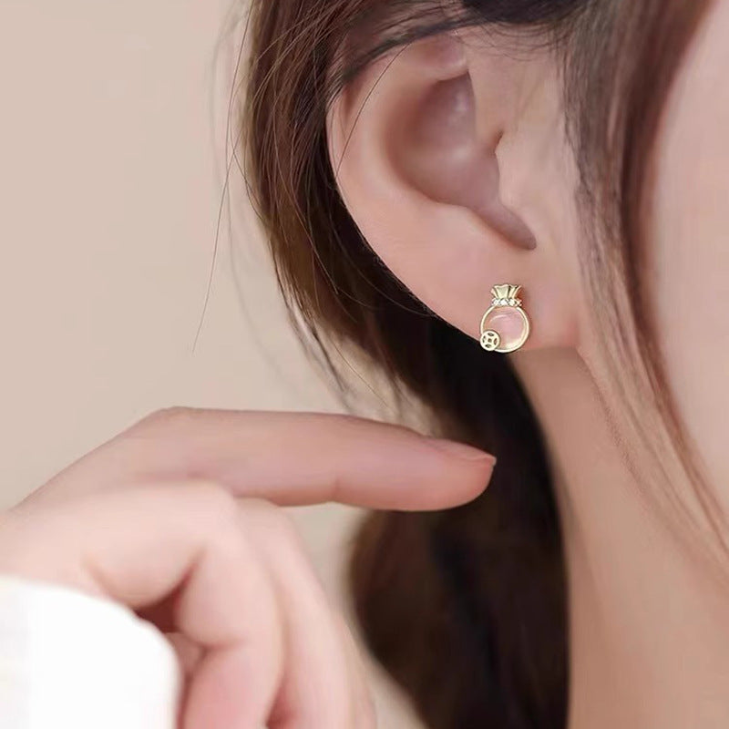 Kaunis Korvarengas ainutlaatuisella tyylillä