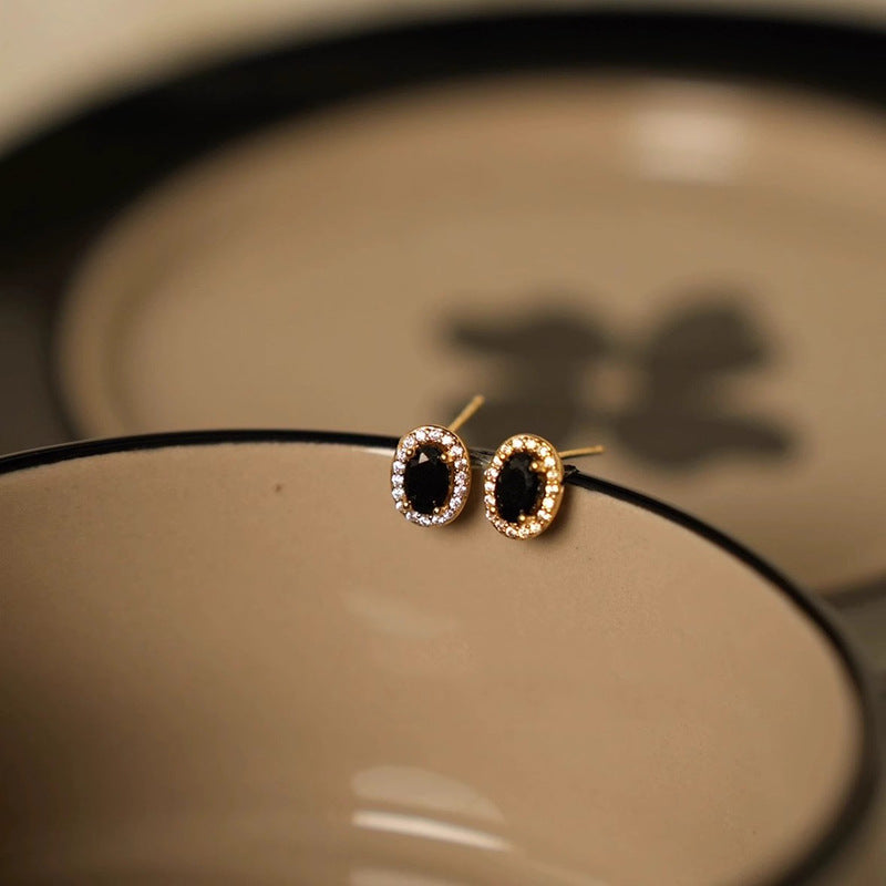 Kaunis Korvarengas ainutlaatuisella tyylillä