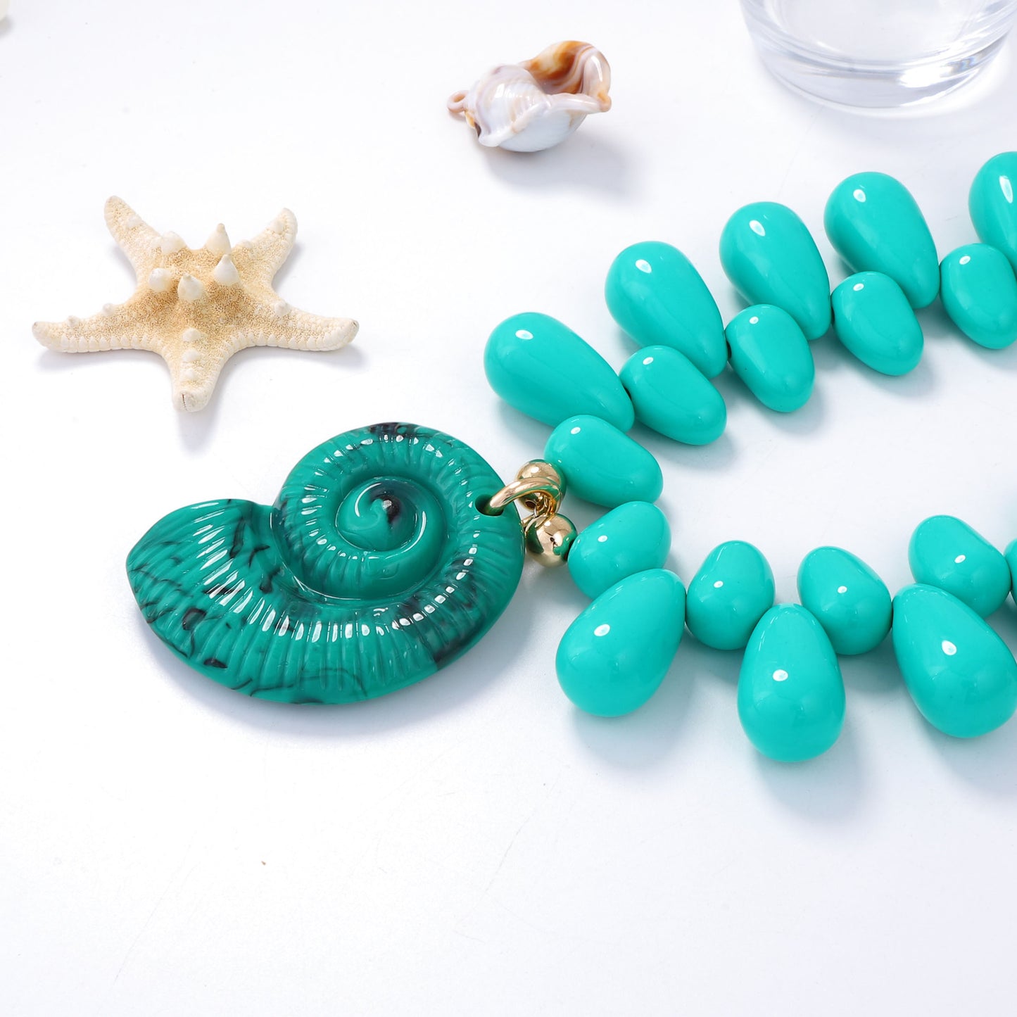 Klassinen Kaulakoru ajattomalla viehätyksellä