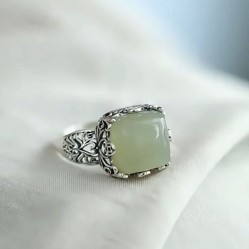 Klassinen Hopea Sormus ajattomalla viehätyksellä