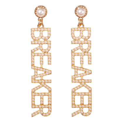 Kaunis Helmi Korvarengas ainutlaatuisella tyylillä