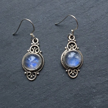 Klassinen Sormus ajattomalla viehätyksellä