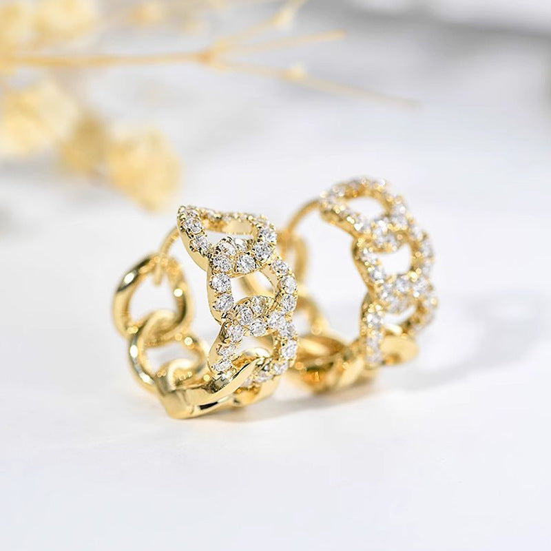 Kaunis Korvarengas ainutlaatuisella tyylillä