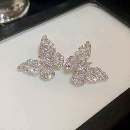 Kaunis Korvarengas ainutlaatuisella tyylillä