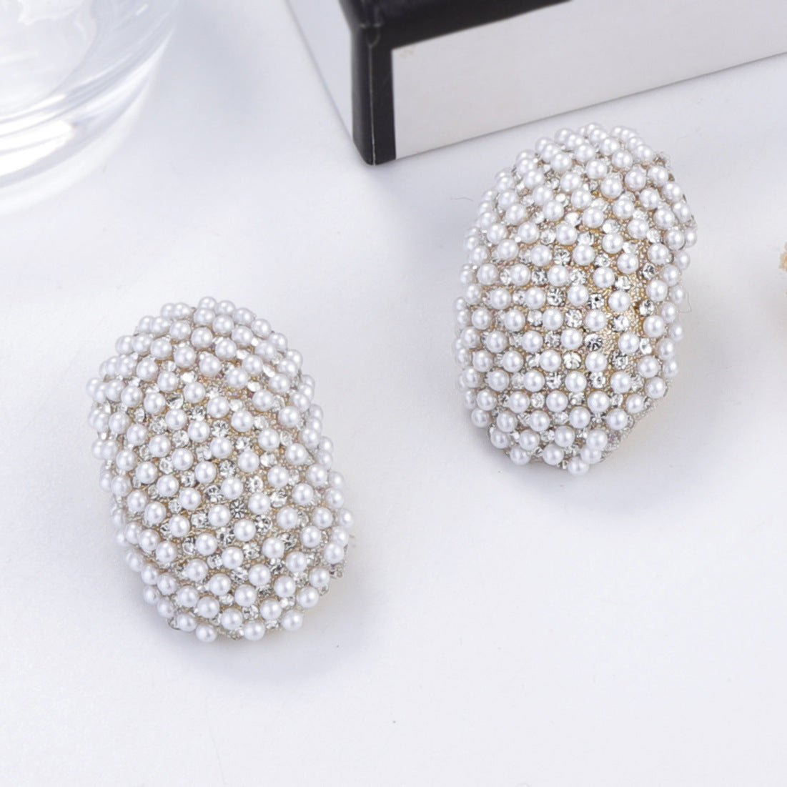 Kaunis Helmi Korvarengas ainutlaatuisella tyylillä