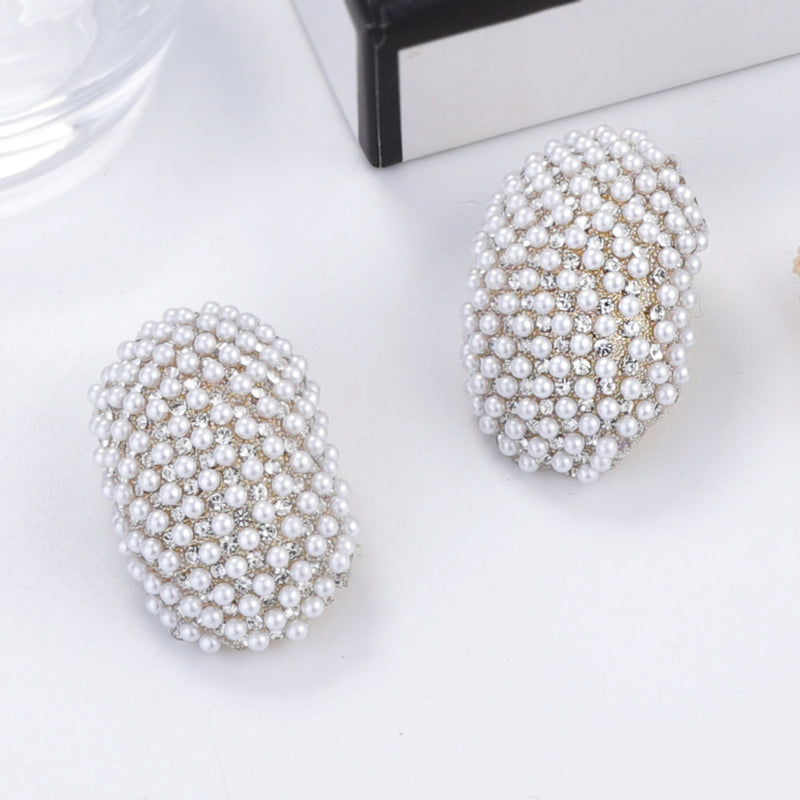 Kaunis Helmi Korvarengas ainutlaatuisella tyylillä