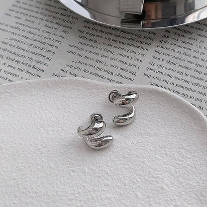 Kaunis Hopea Korvarengas ainutlaatuisella tyylillä