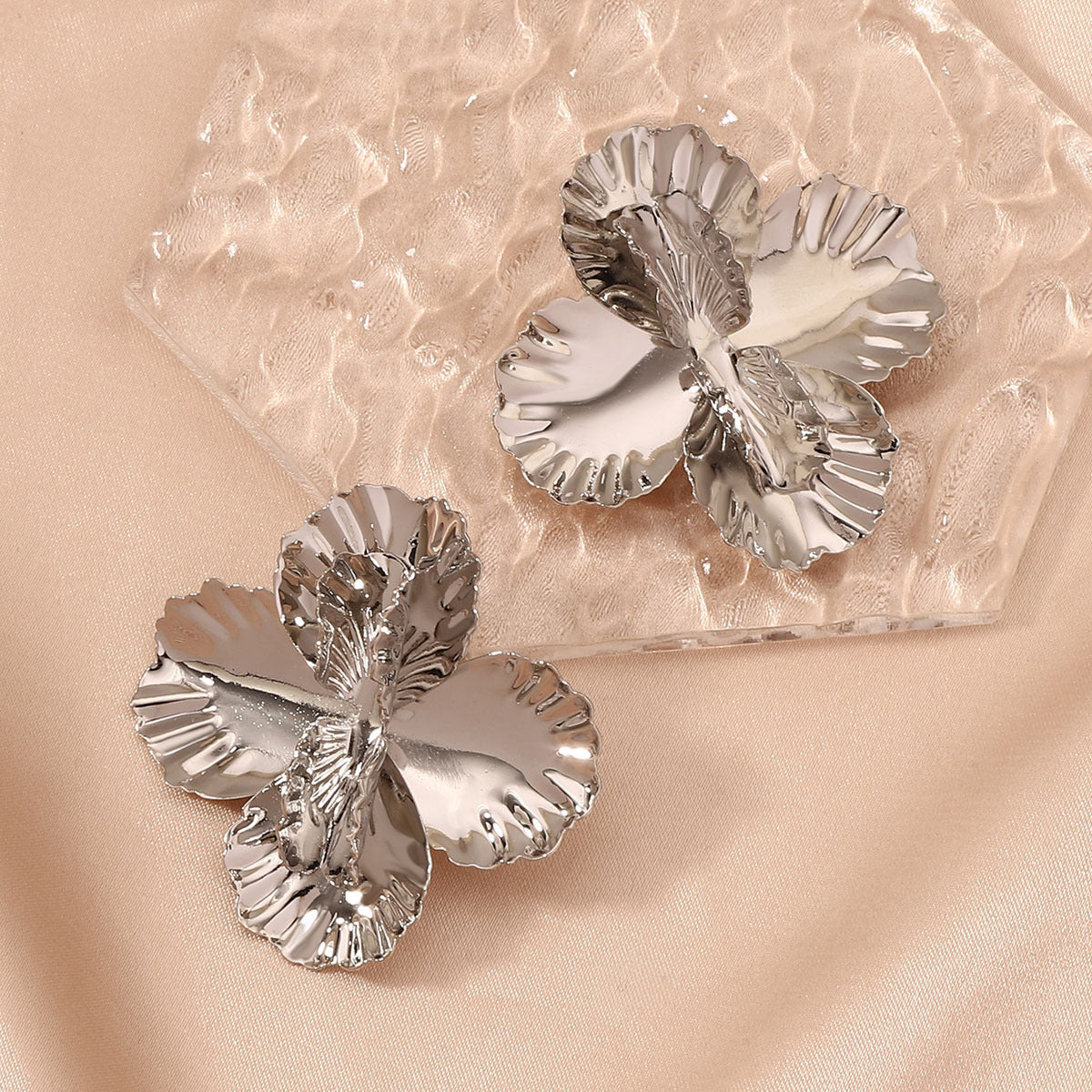 Kaunis Korvarengas ainutlaatuisella tyylillä