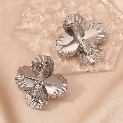 Kaunis Korvarengas ainutlaatuisella tyylillä