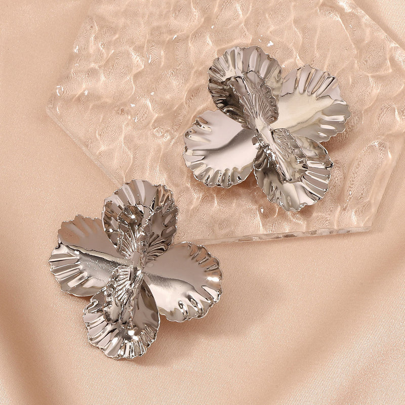 Kaunis Korvarengas ainutlaatuisella tyylillä