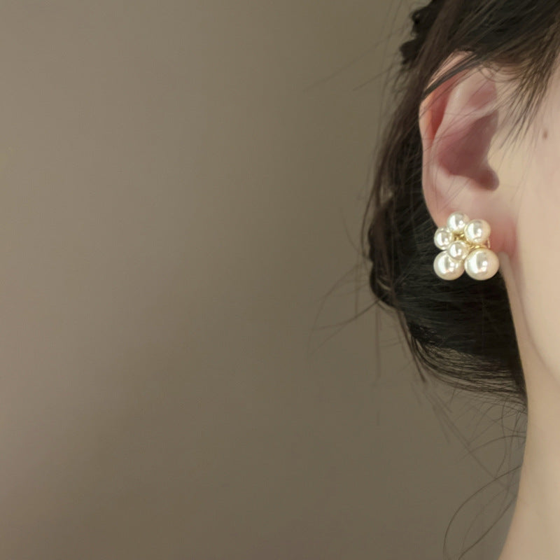 Kaunis Helmi Korvarengas ainutlaatuisella tyylillä