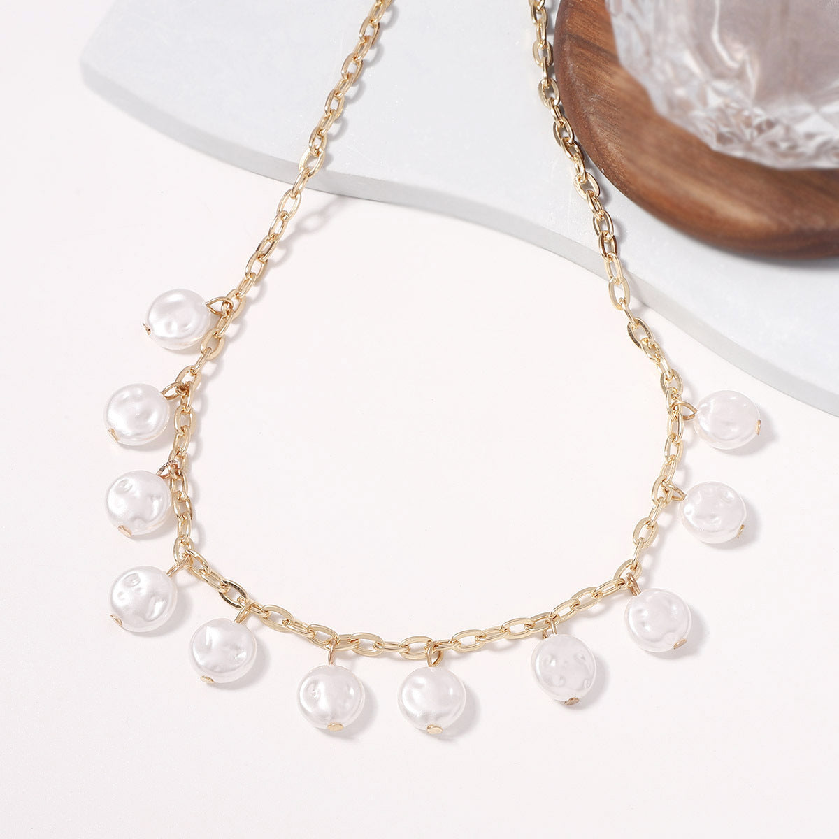 Klassinen Helmi Kaulakoru ajattomalla viehätyksellä