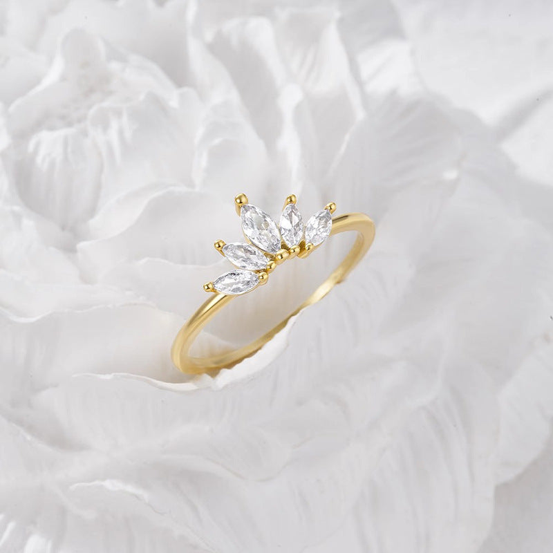 Klassinen Sormus ajattomalla viehätyksellä