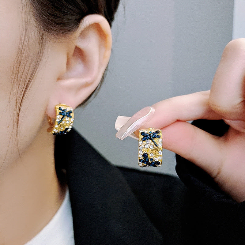 Klassinen Sormus ajattomalla viehätyksellä