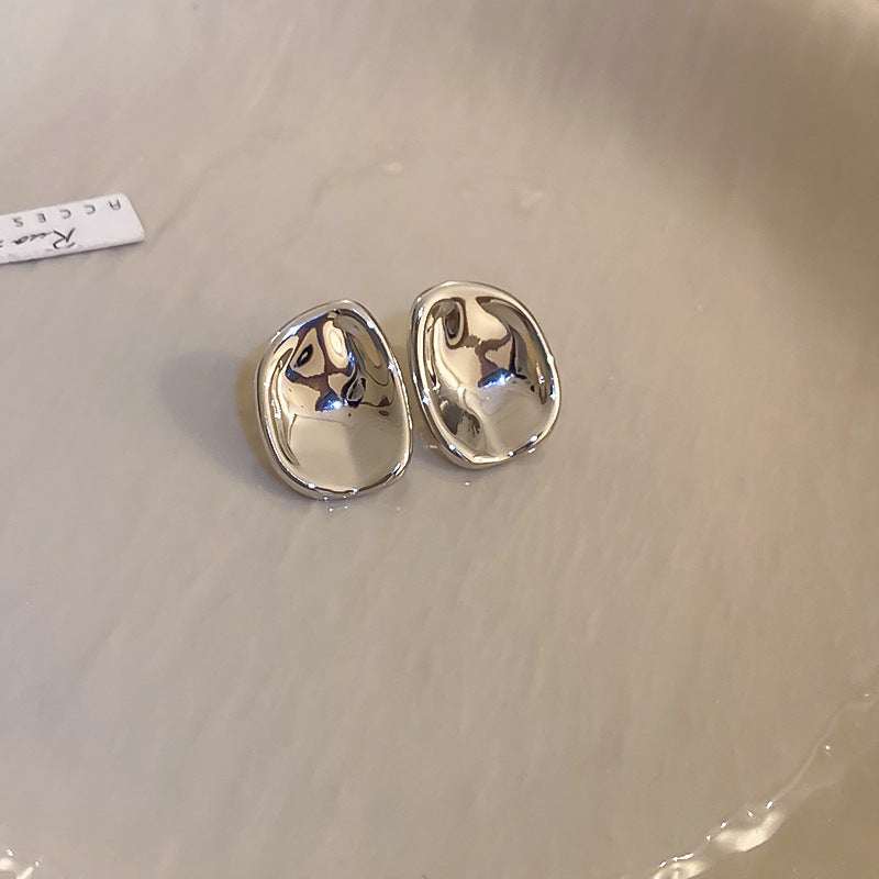 Kaunis Korvarengas ainutlaatuisella tyylillä