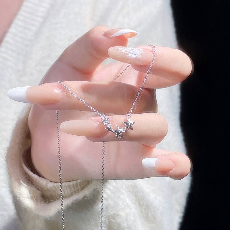 Klassinen Kaulakoru ajattomalla viehätyksellä