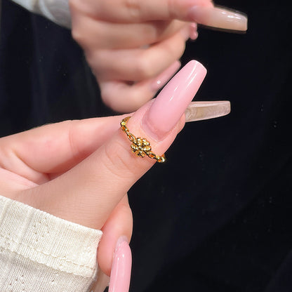 Romanttinen Kulta Sormus erityisiin hetkiin