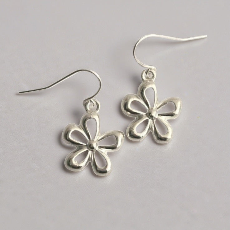 Klassinen Sormus ajattomalla viehätyksellä