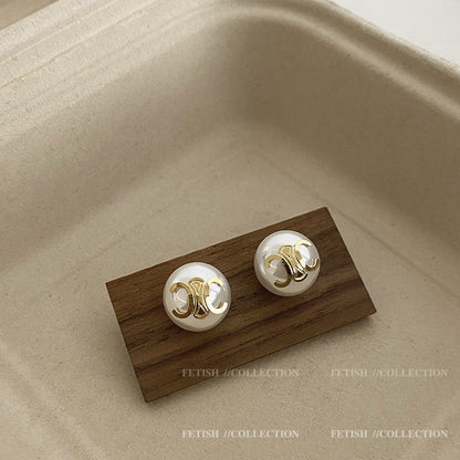 Kaunis Helmi Korvarengas ainutlaatuisella tyylillä