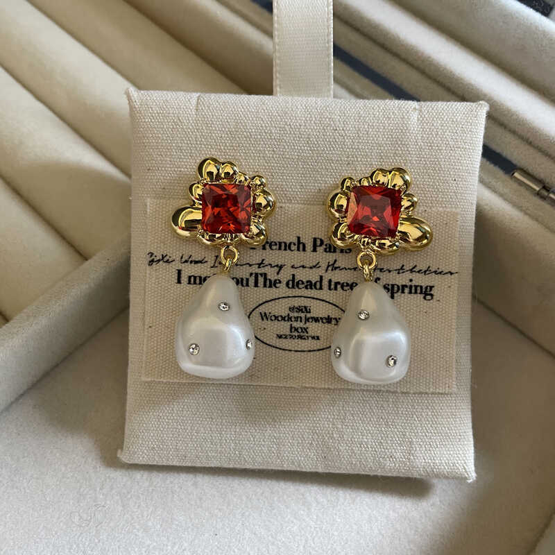 Hurmaava Helmi Koru jokaiseen tilaisuuteen