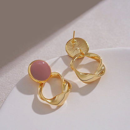 Kaunis Korvarengas ainutlaatuisella tyylillä