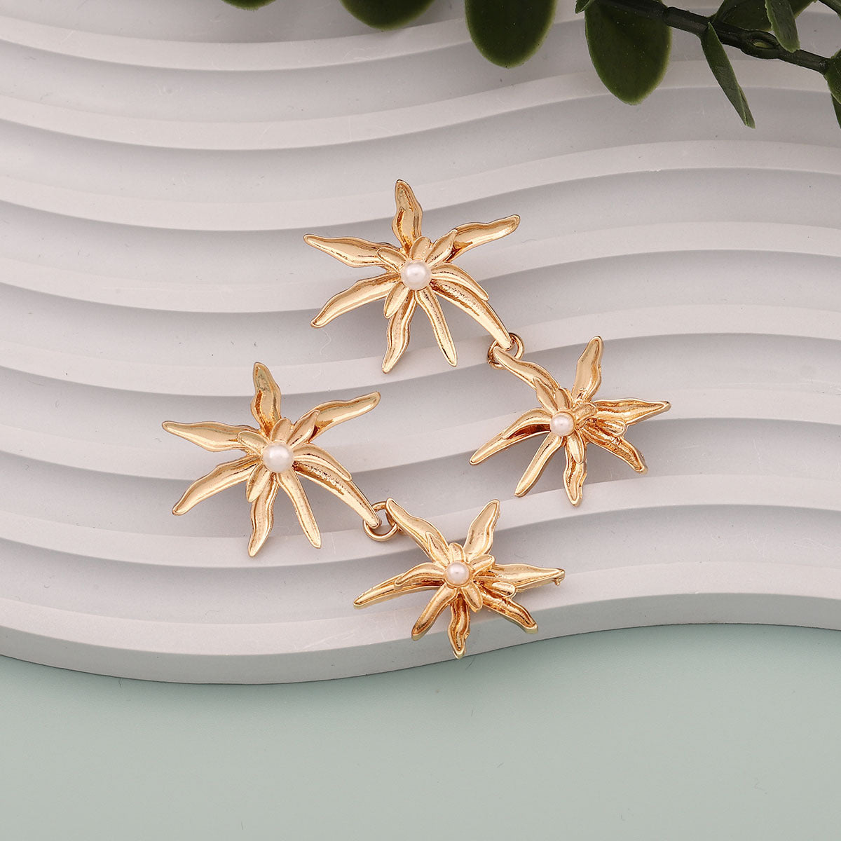 Klassinen Helmi Korvarengas ajattomalla viehätyksellä