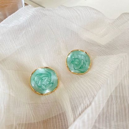 Kaunis Korvarengas ainutlaatuisella tyylillä