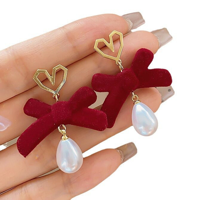 Kaunis Helmi Korvarengas ainutlaatuisella tyylillä