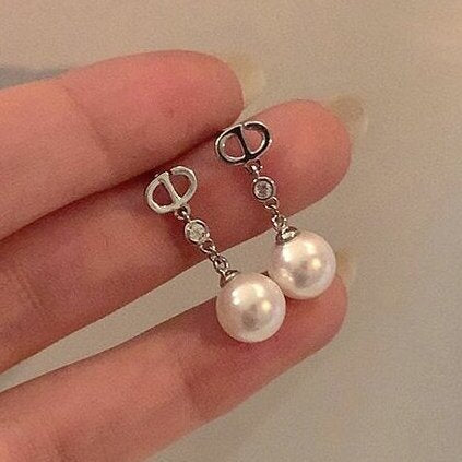 Kaunis Helmi Korvarengas ainutlaatuisella tyylillä